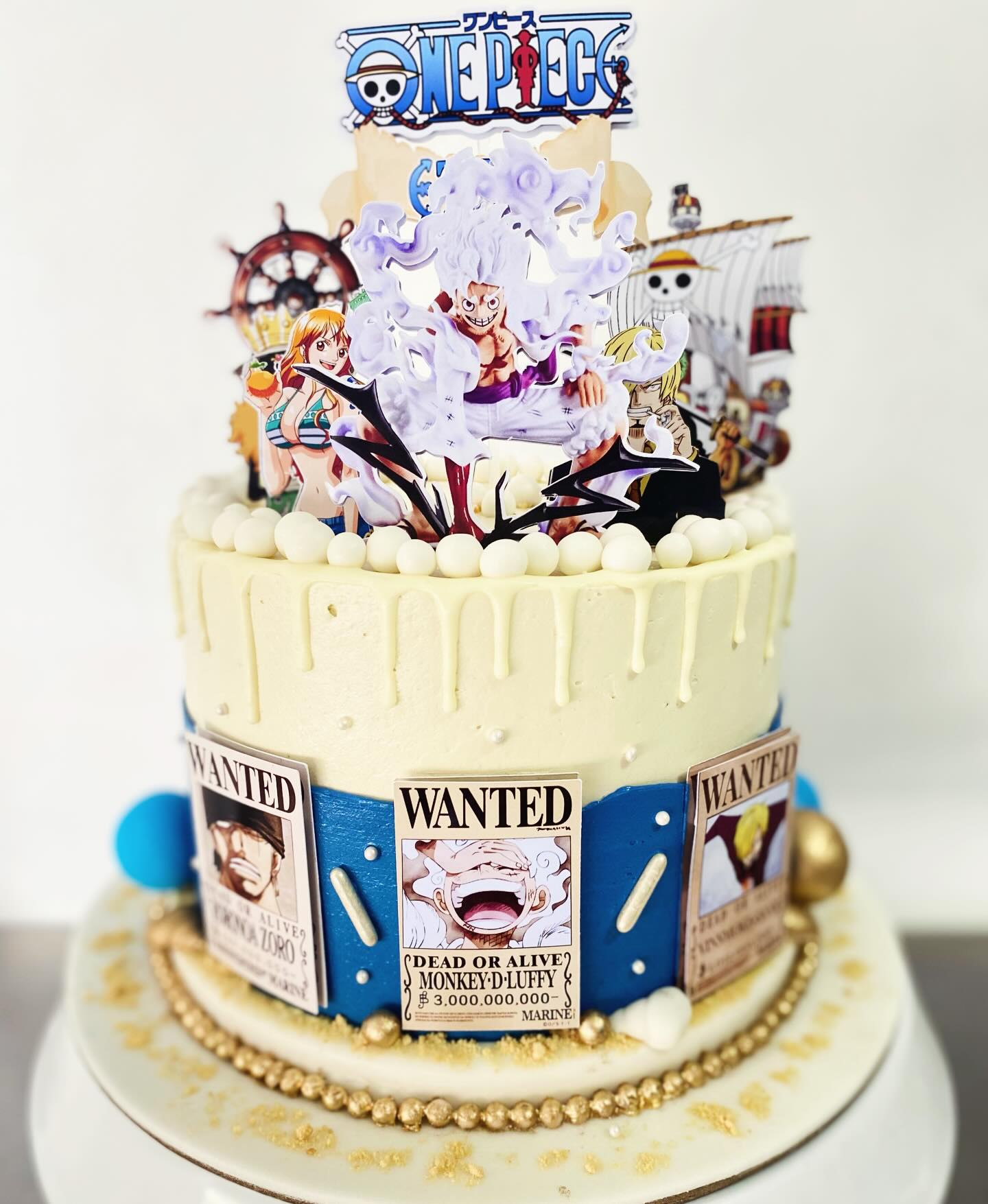 Torta de cumpleaños temática anime One Piece con Luffy Gear 5, Going Merry y carteles Wanted