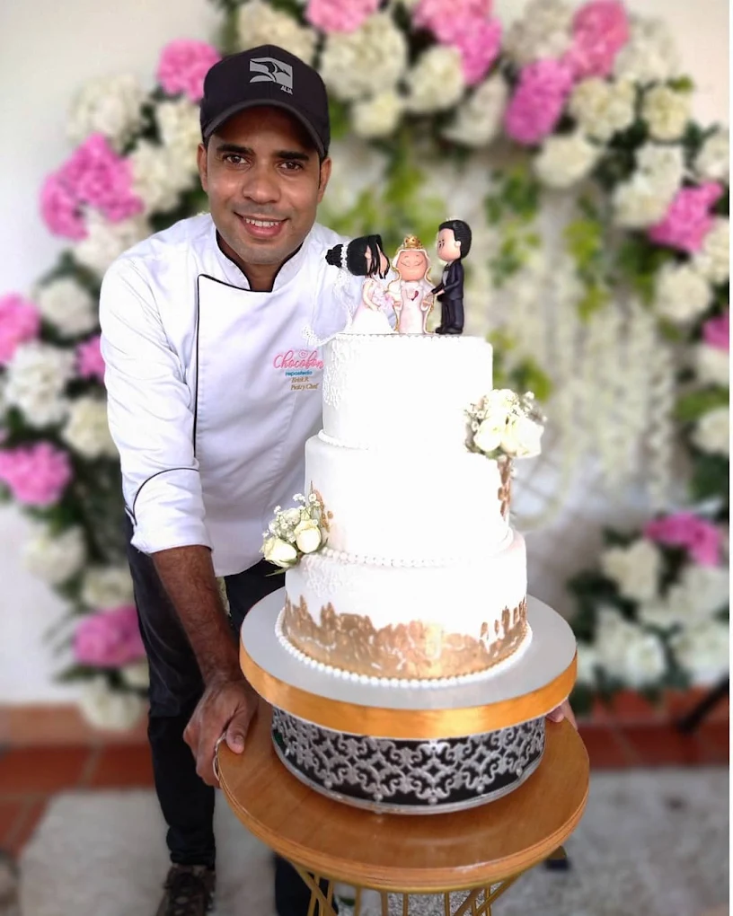 Torta de bodas de tres pisos con pan de oro y figuras de novios