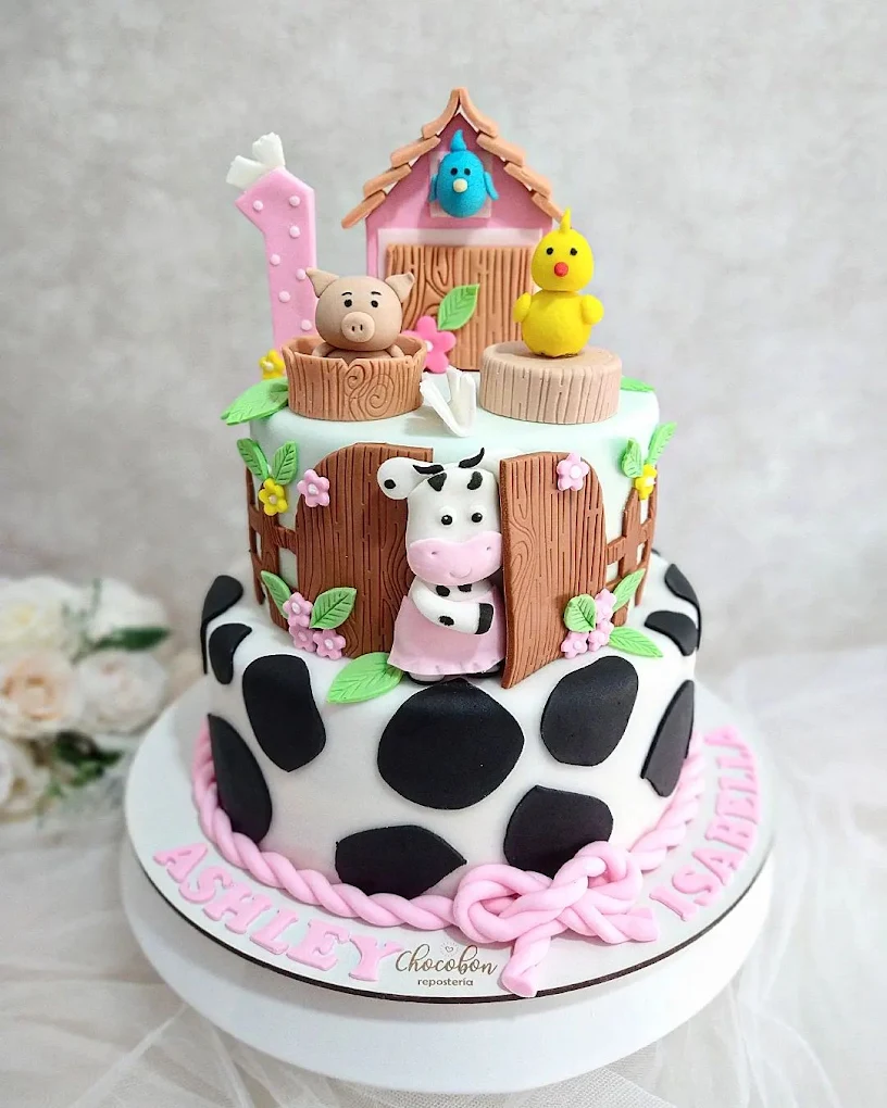 Torta infantil temática de granja con vaca, pollitos y letrero