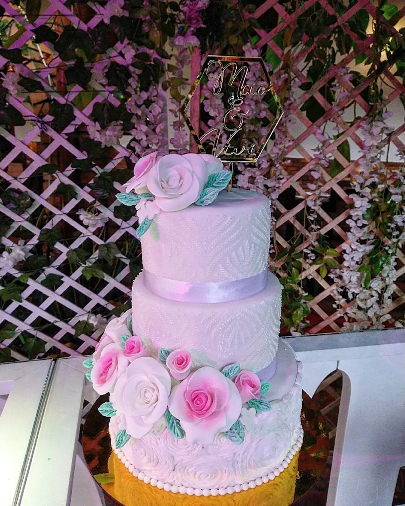 Torta de quinceañera con rosas rosadas hechas a mano