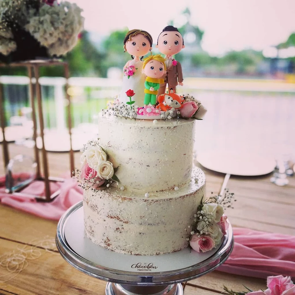 Torta de bodas con figuras familiares personalizadas en varios pisos