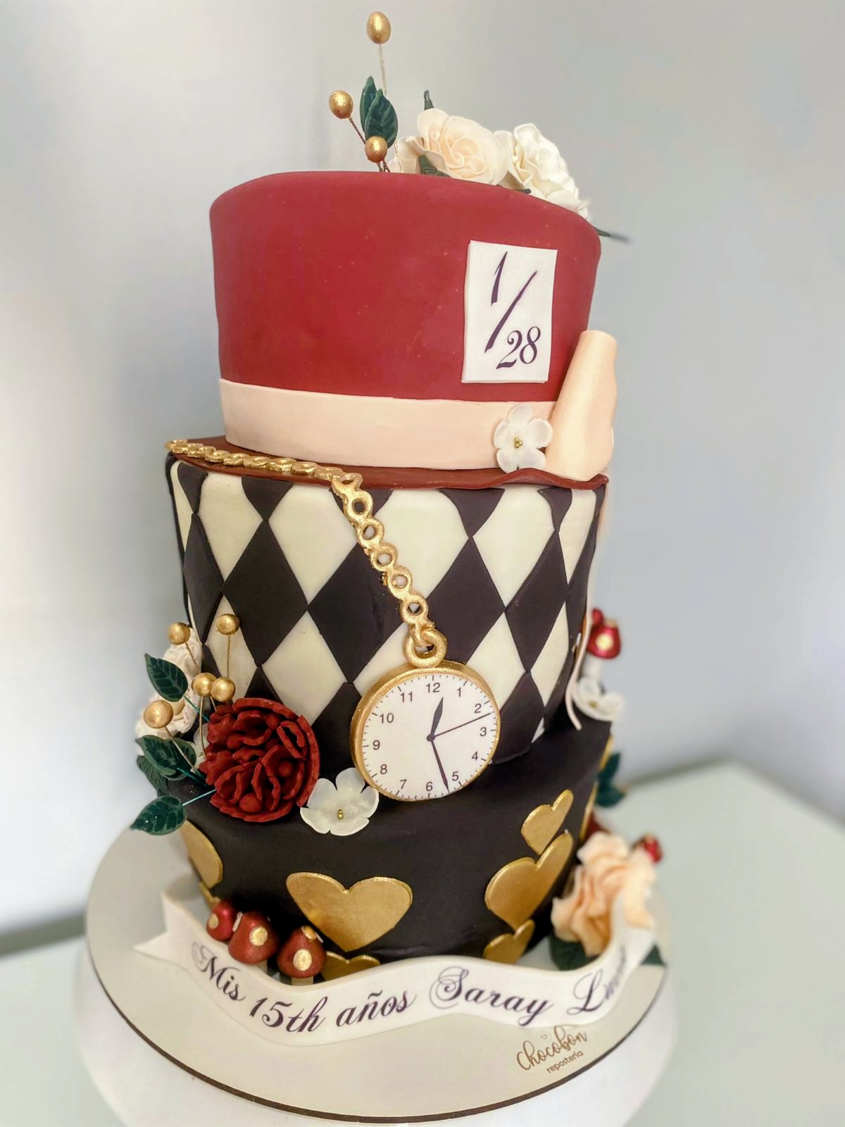 Torta de quince años con sombrero, reloj y rombos