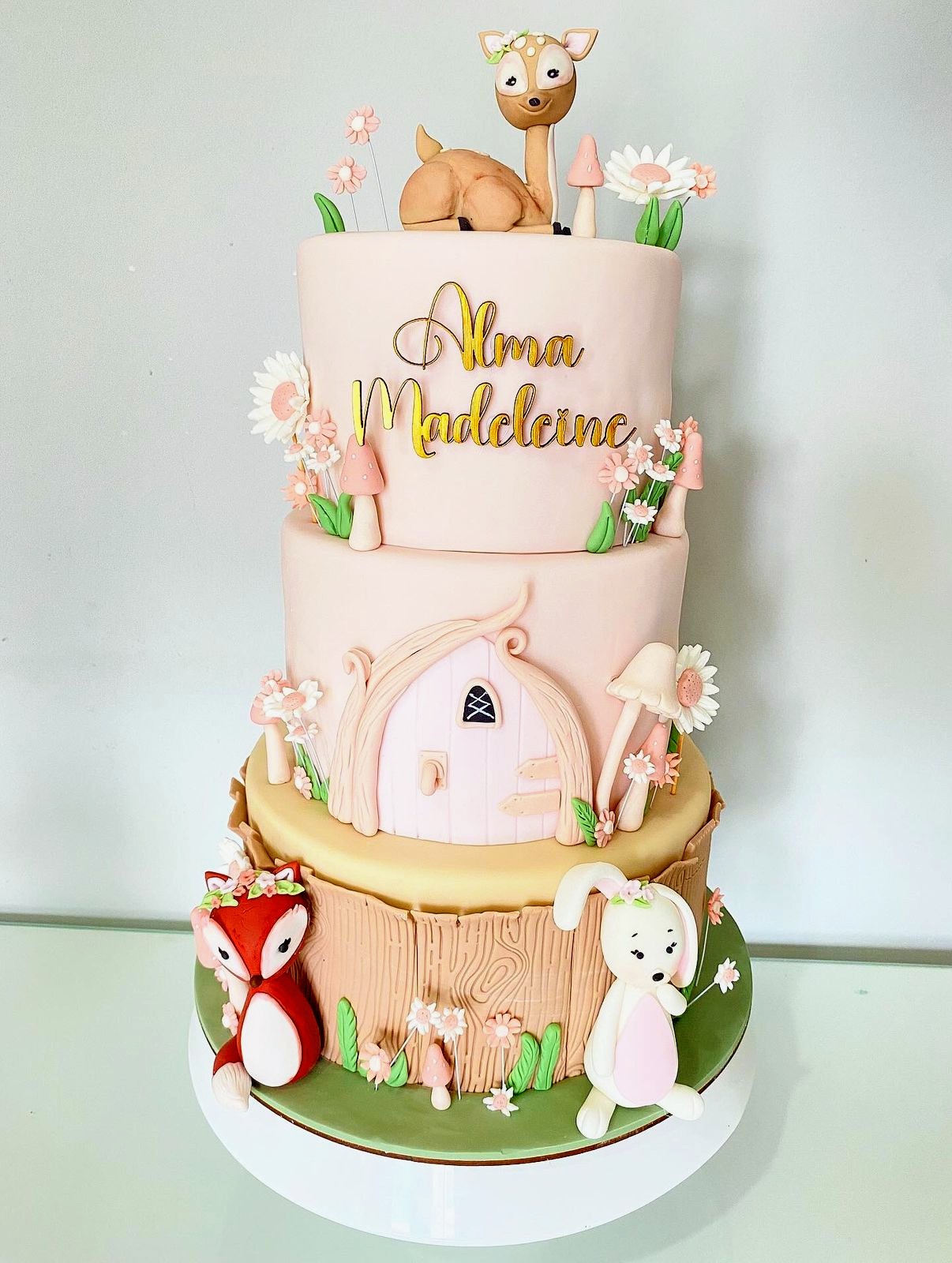 Torta infantil de bosque con venadito, zorro y conejito