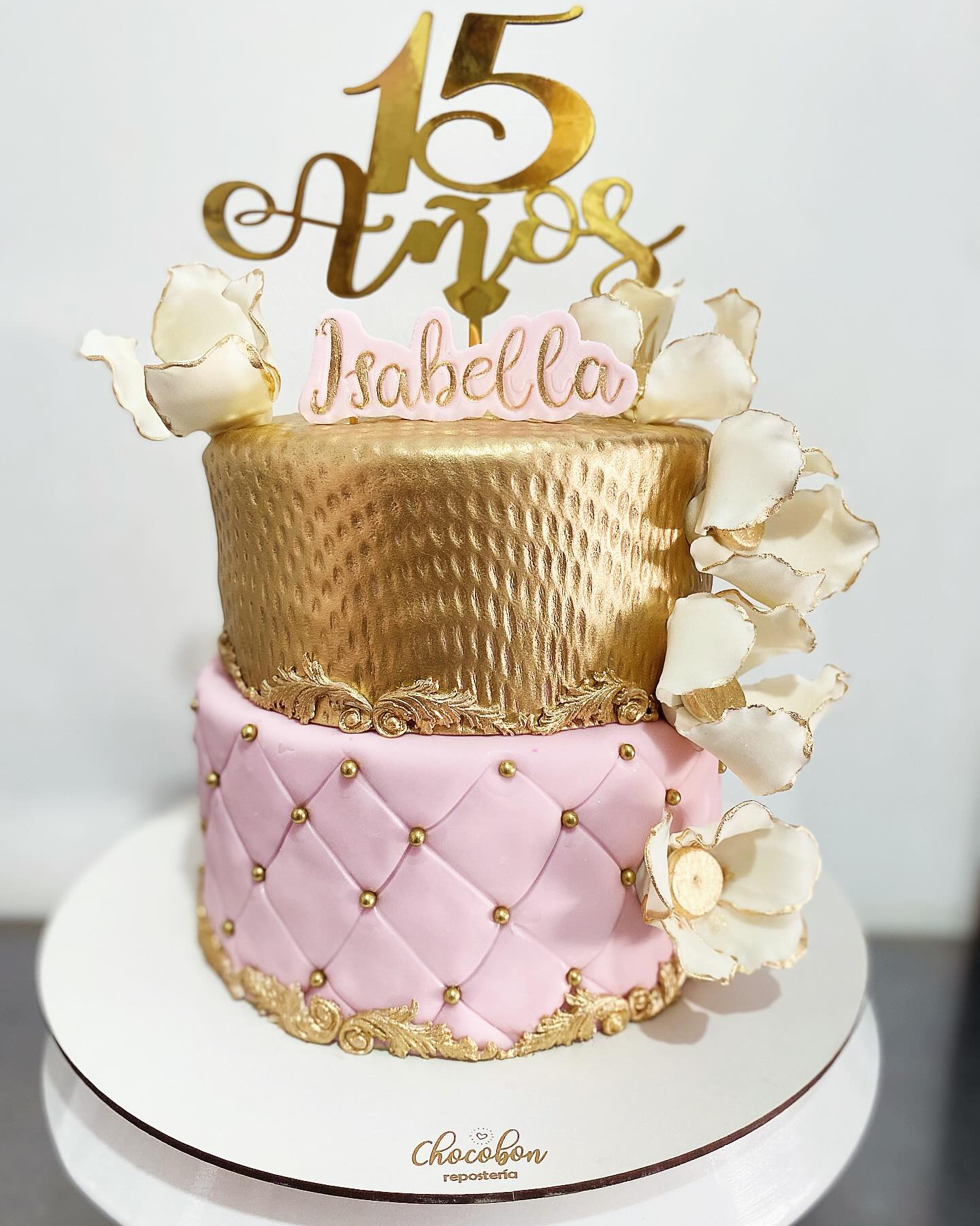 Torta de 15 años en oro y rosa con capitoné y perlas doradas